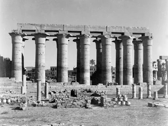 Lotussäulen, Luxor-Tempel, aus einem Album mit 206 Fotografien, zusammengestellt von Major W.H.J. Sale, 1940-43